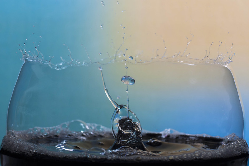 Collision de goutte d'eau à l'intérieur d'une bulle de savon éclatante