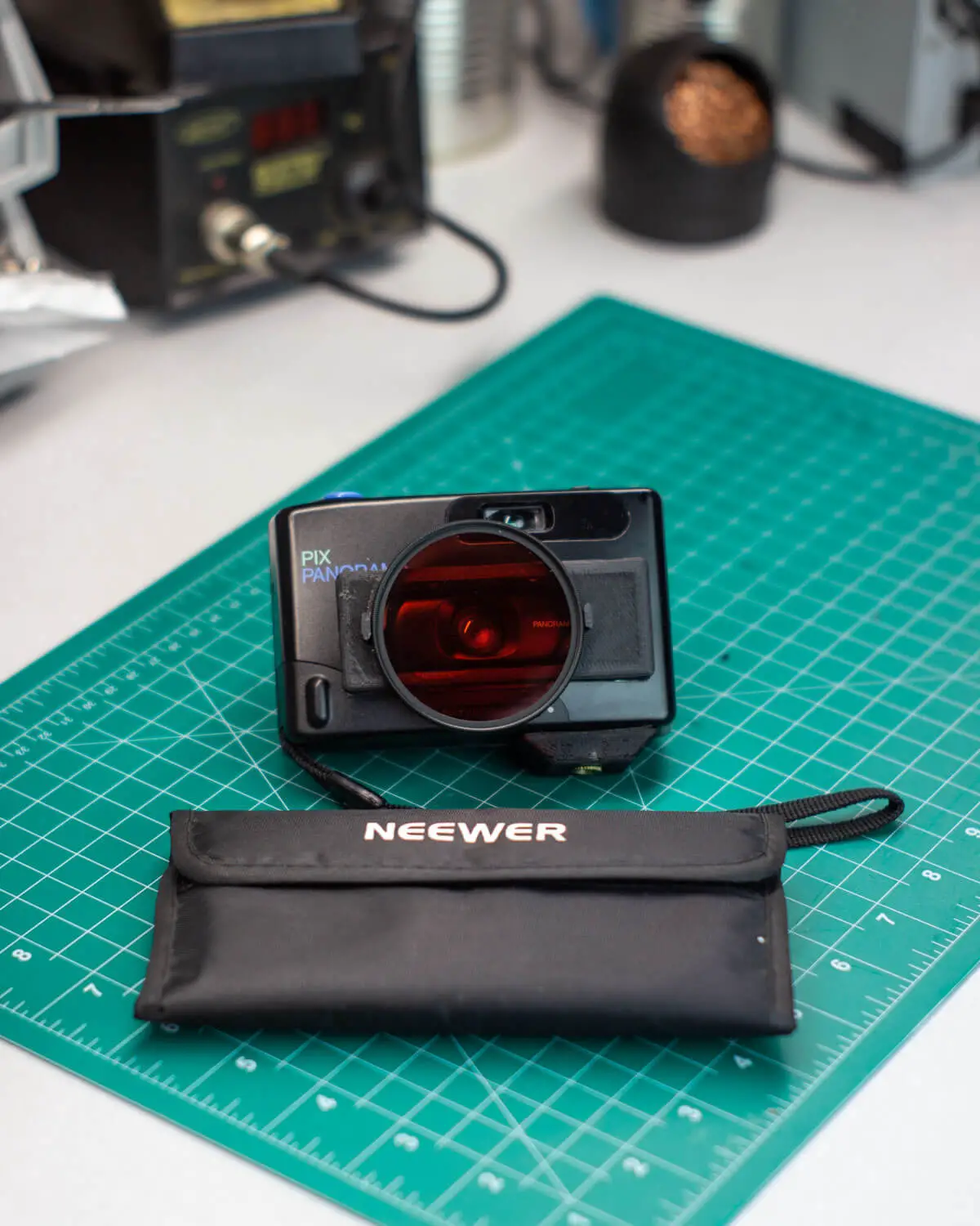 Pix Panorama - Un filtre Neewer rouge de 58 mm installé sur le Pix à l'aide de la monture