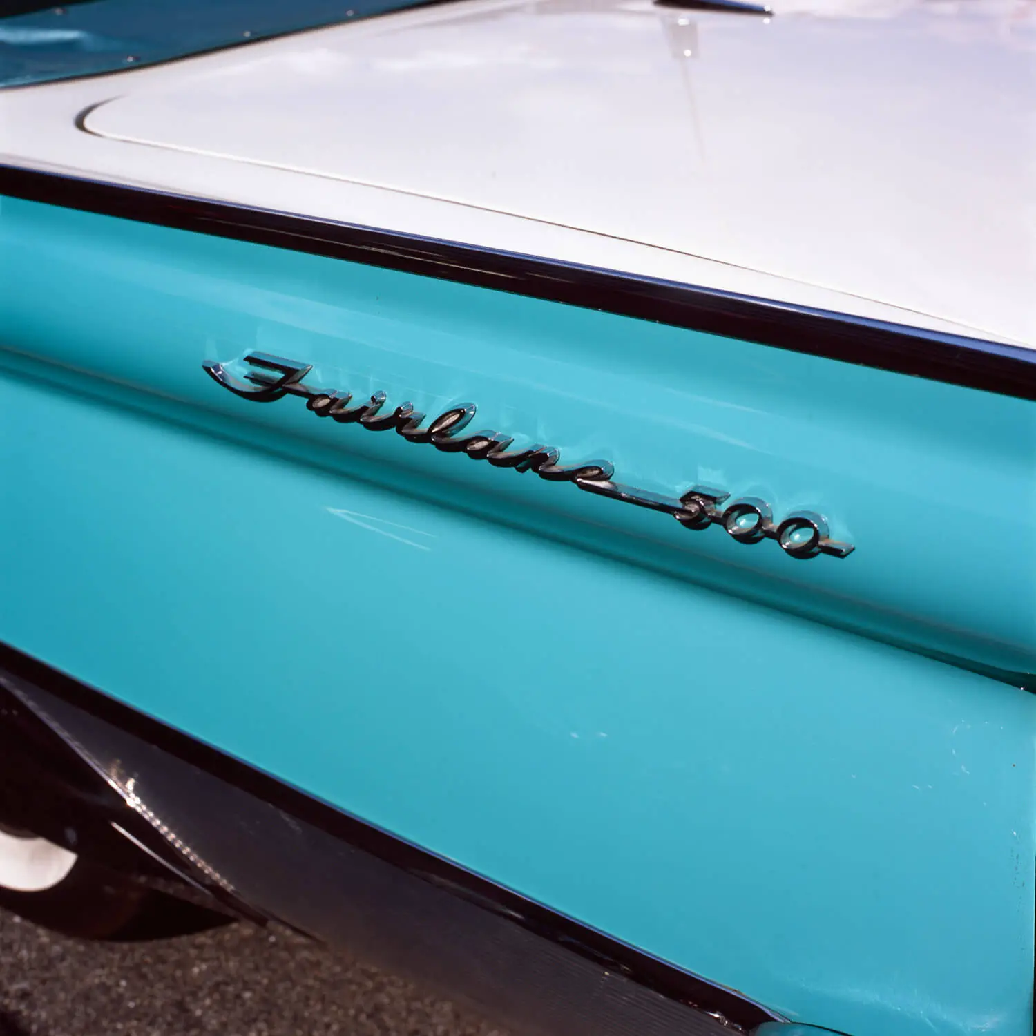 Ford Fairlane - Le format carré permet suffisamment de détails en haut et en bas pour identifier le sujet comme une automobile.  Tourné avec un Hasselblad 500CM sur film Ektachrome