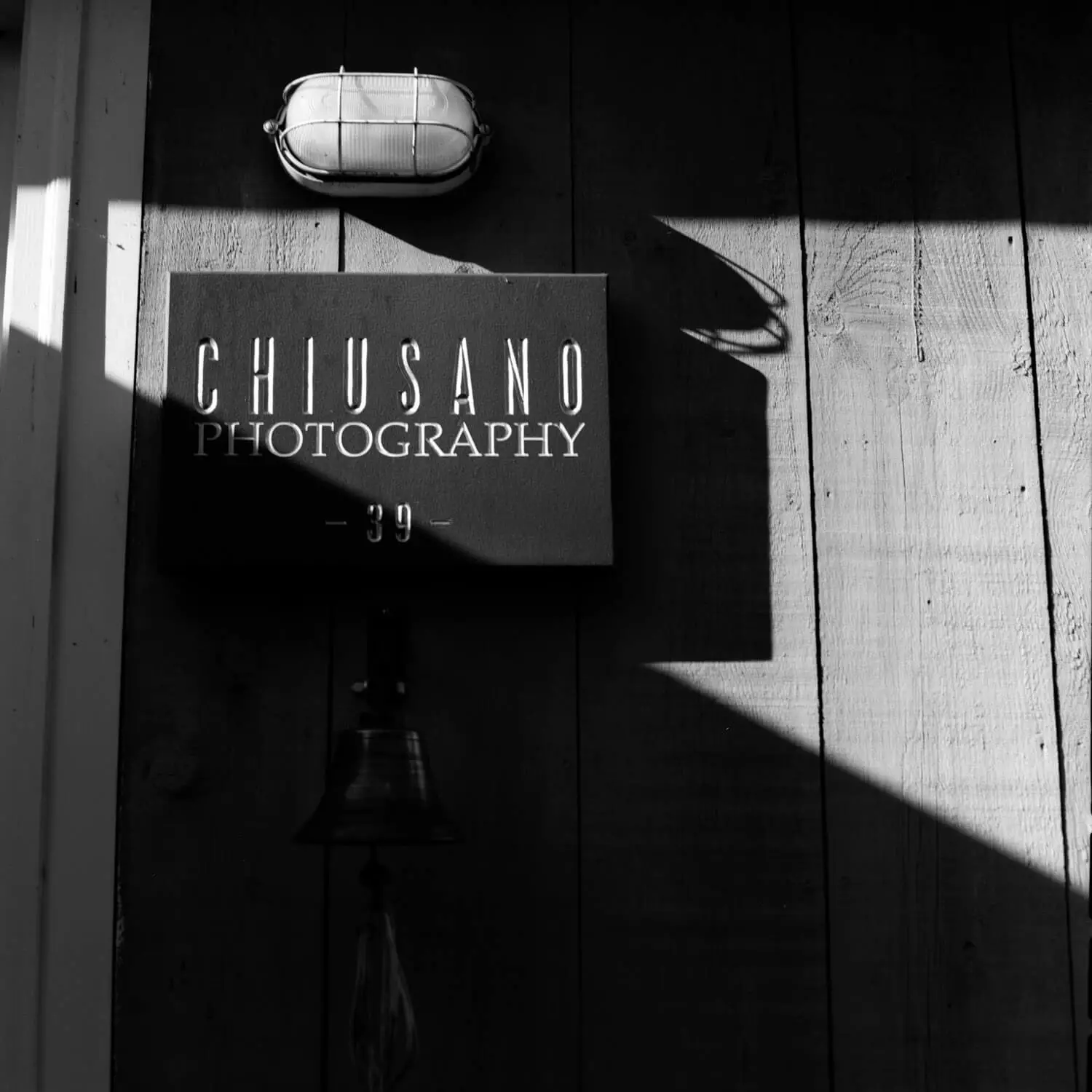 Chiusano Photography sign Fortes diagonales - peuvent souvent être mieux traitées dans un cadre carré.  Tourné sur un Rollei 3.5F avec un film Kodak T-MAX 400